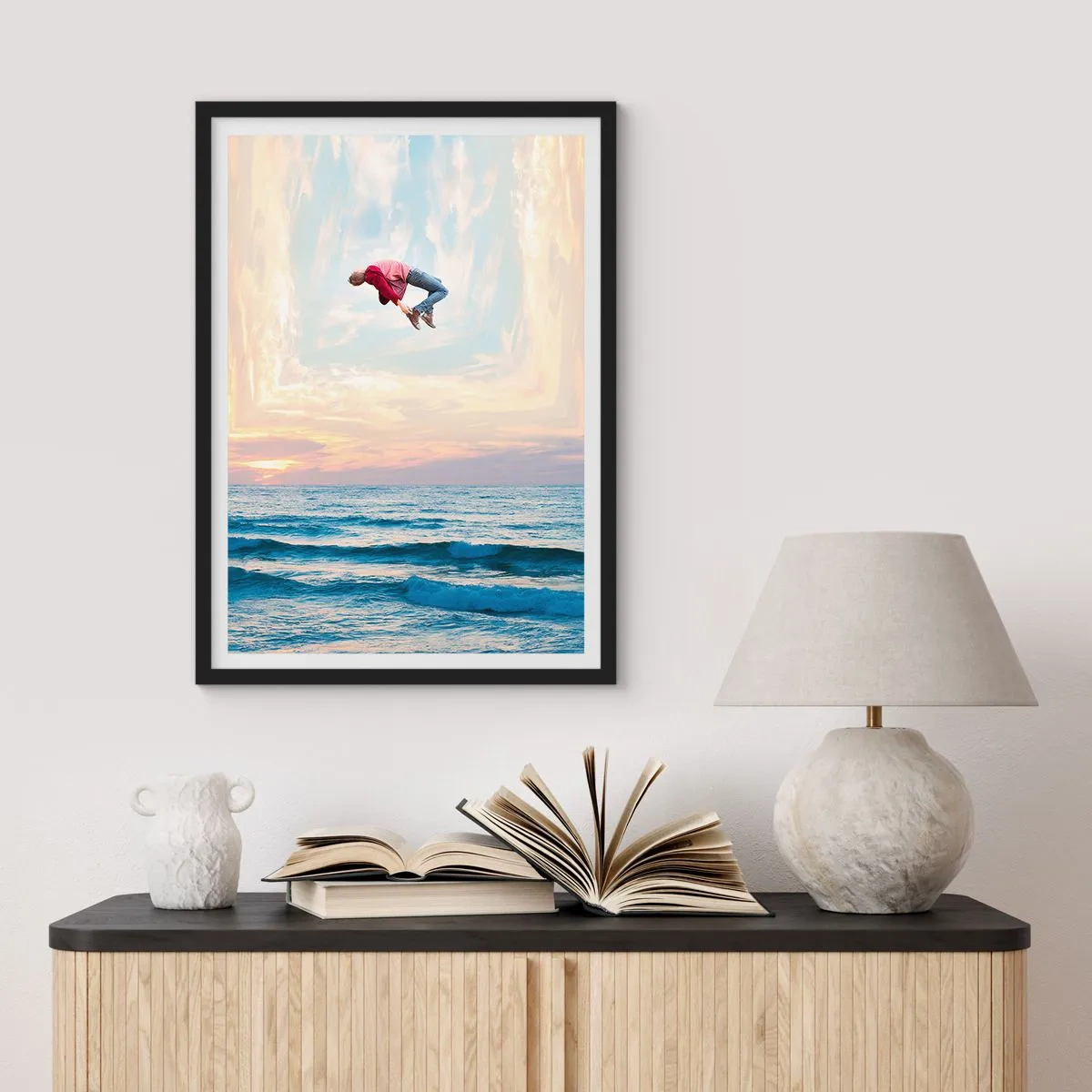 Plakát v černém rámu - Muž skáče do nebe nad oceánem při západu slunce - 50x70cm - Do jiné dimenze - Moderní nástěnná dekorace do obývacího pokoje a ložnice ARTTOR