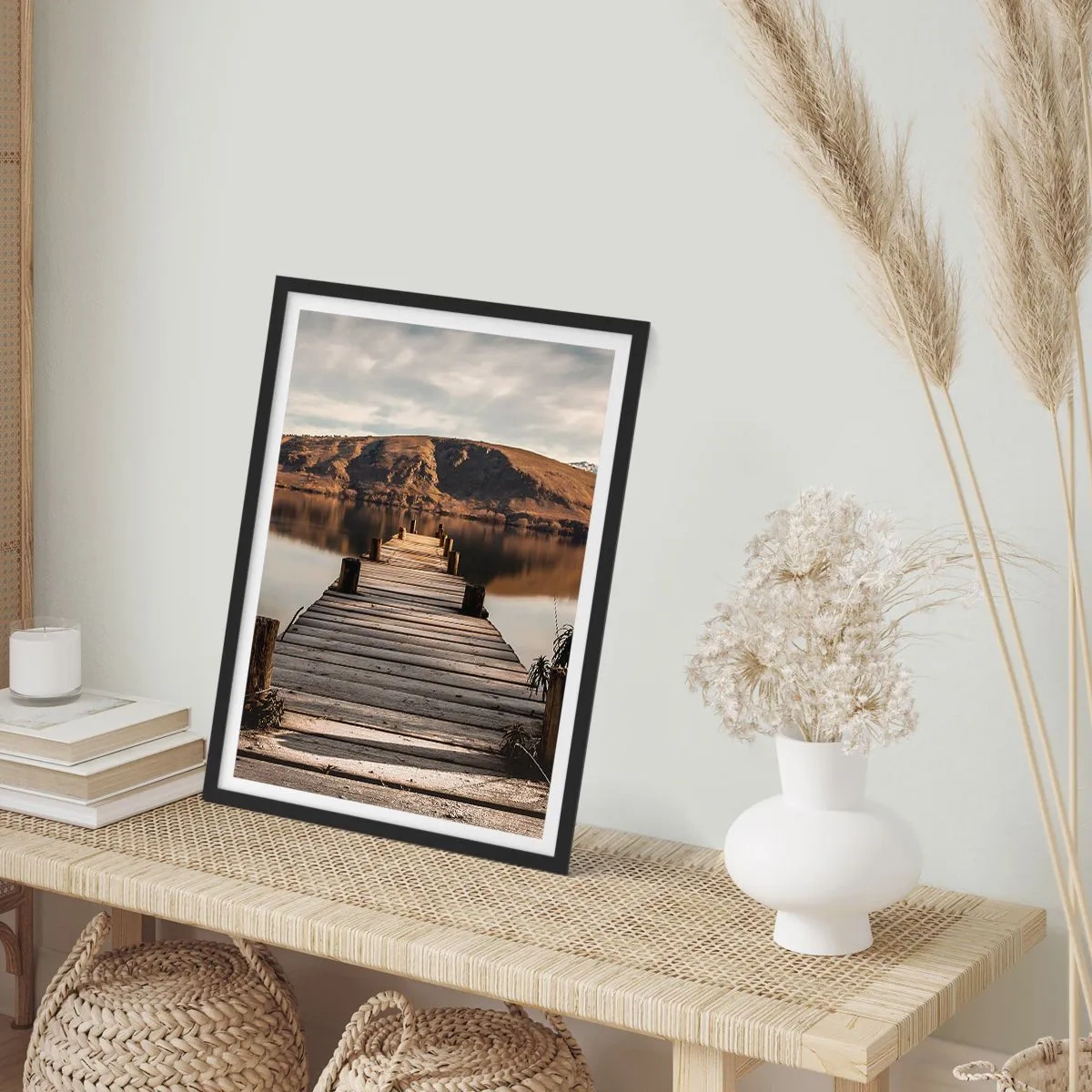 Plakát v černém rámu - Dřevěné molo vede k klidnému jezeru s horskou kulisou - 50x70cm - Krajina v tichu - Moderní nástěnná dekorace do obývacího pokoje a ložnice ARTTOR