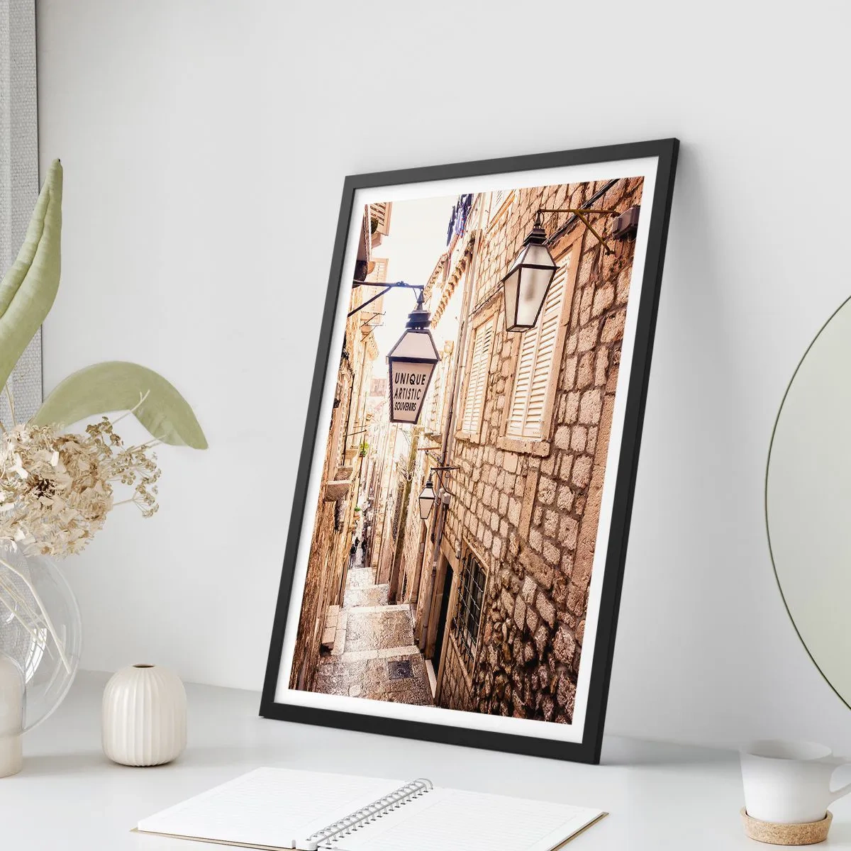 Plakát v černém rámu - Okouzlující kamenná ulice s lucernami a schody - 50x70cm - Okouzlující ulička - Moderní nástěnná dekorace do obývacího pokoje a ložnice ARTTOR
