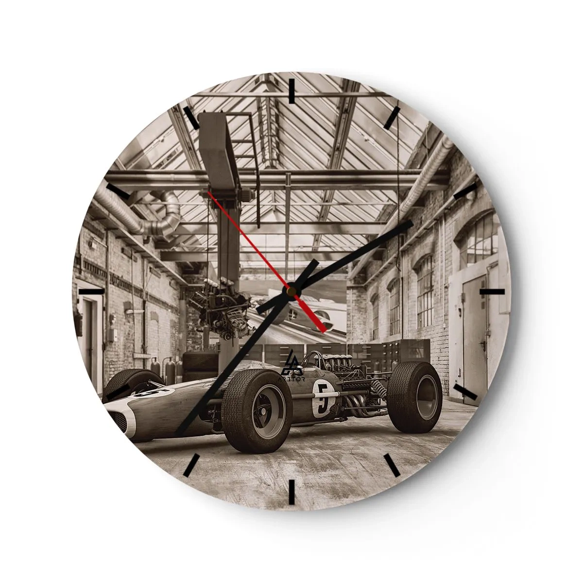 Nástěnné hodiny - Klasické závodní auto ve staré průmyslové hale - 30x30cm - Odpočinek vítěze - Moderní nástěnná dekorace do obývacího pokoje, kuchyně a ložnice ARTTOR
