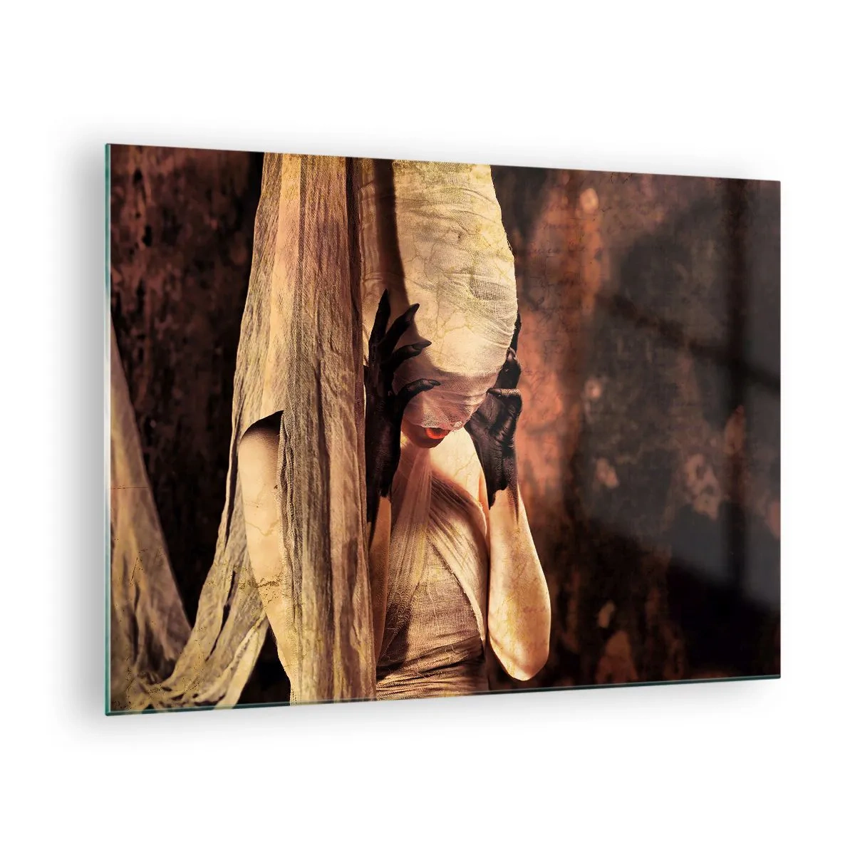 Obraz na skle - Tajemná žena obklopená zlatými látkami - 70x50cm - Mezi dobrem a zlem - Moderní nástěnná dekorace do obývacího pokoje a ložnice ARTTOR