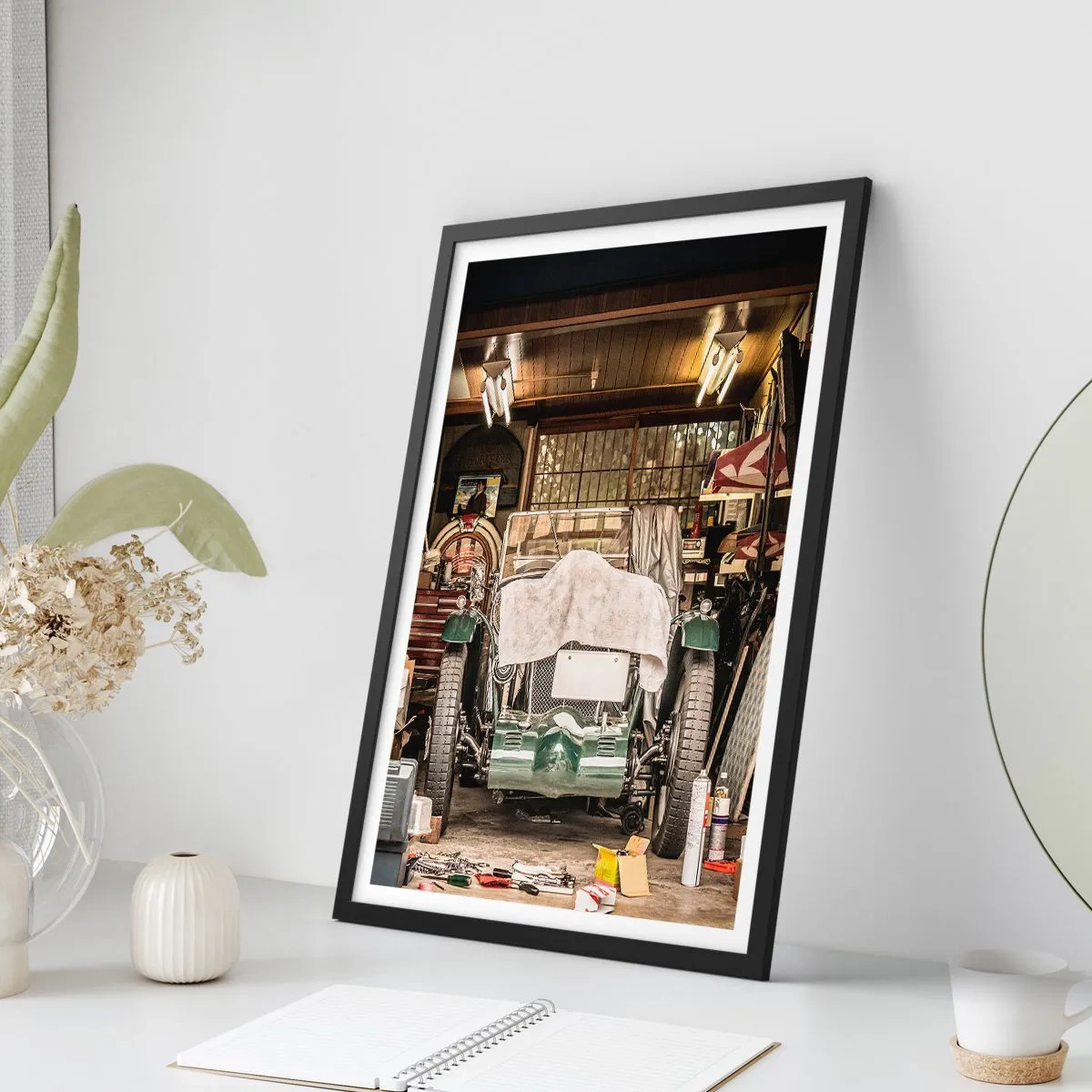 Plakát v černém rámu - Veterán v garáži obklopený nářadím - 50x70cm - Zpět do minulosti - Moderní nástěnná dekorace do obývacího pokoje a ložnice ARTTOR