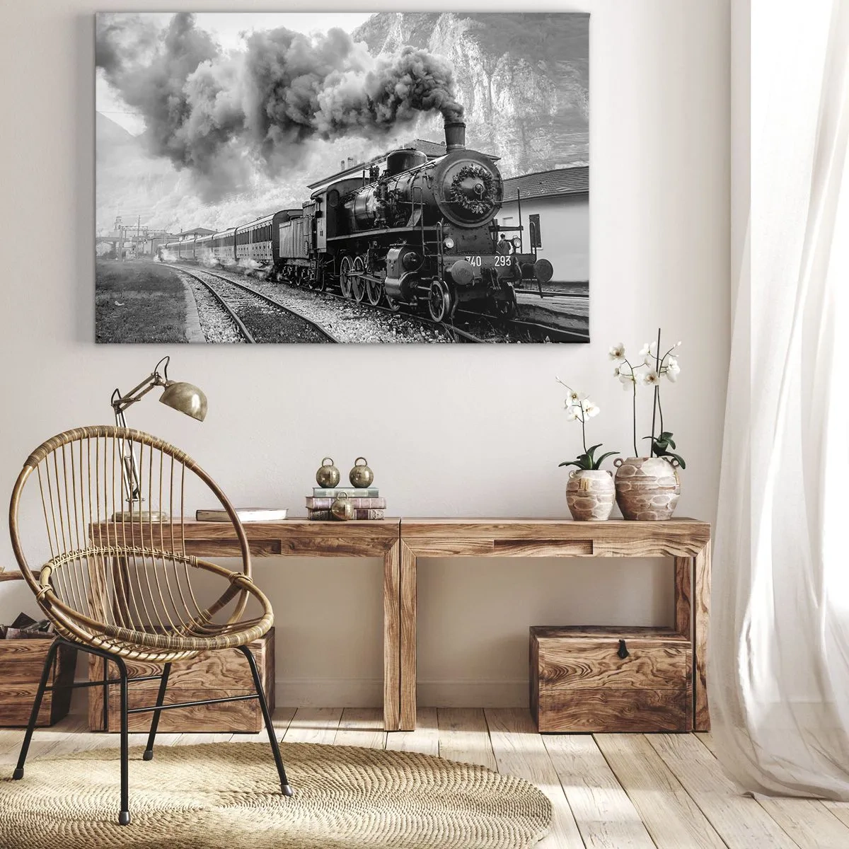 Obraz na plátně - Černobílá parní lokomotiva proti horské krajině - 70x50cm - Stojí na nádraží… - Moderní nástěnná dekorace do obývacího pokoje a ložnice ARTTOR