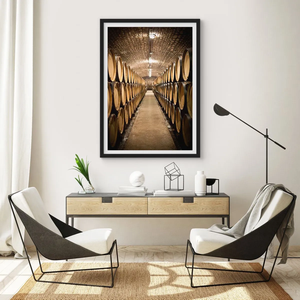 Plakát v černém rámu - Sklep plný vinných sudů - 50x70cm - V cihlovém sklepě - Moderní nástěnná dekorace do obývacího pokoje a ložnice ARTTOR
