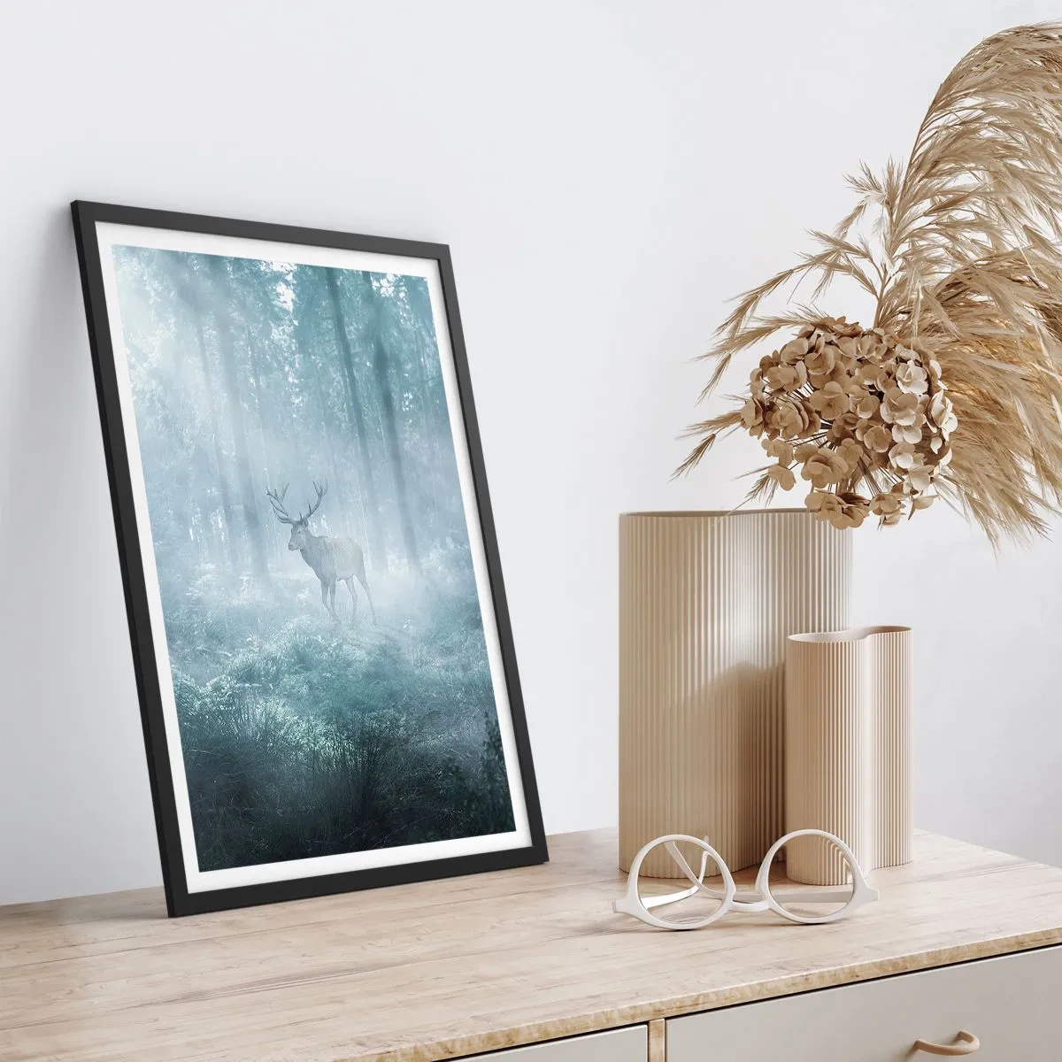 Plakát v černém rámu - Jelen v ranní mlze v lese - 50x70cm - Ranní obchůzka sídliště - Moderní nástěnná dekorace do obývacího pokoje a ložnice ARTTOR