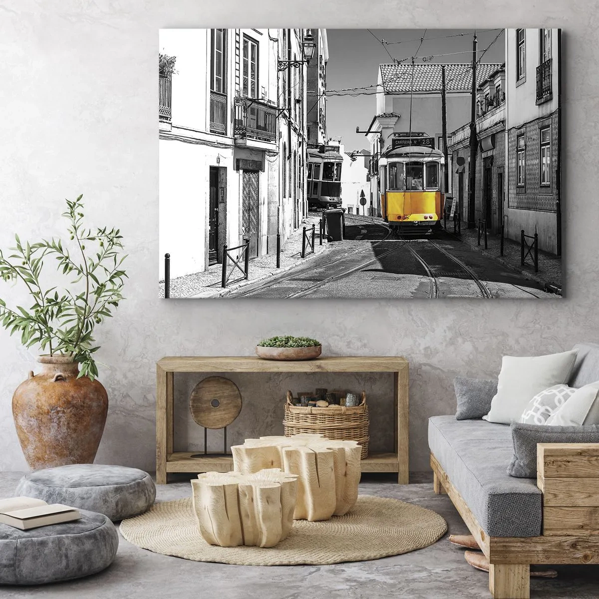 Obraz na plátně - Žlutá tramvaj v ulicích Lisabonu v monochromatickém prostředí - 70x50cm - Duch Lisabonu - Moderní nástěnná dekorace do obývacího pokoje a ložnice ARTTOR