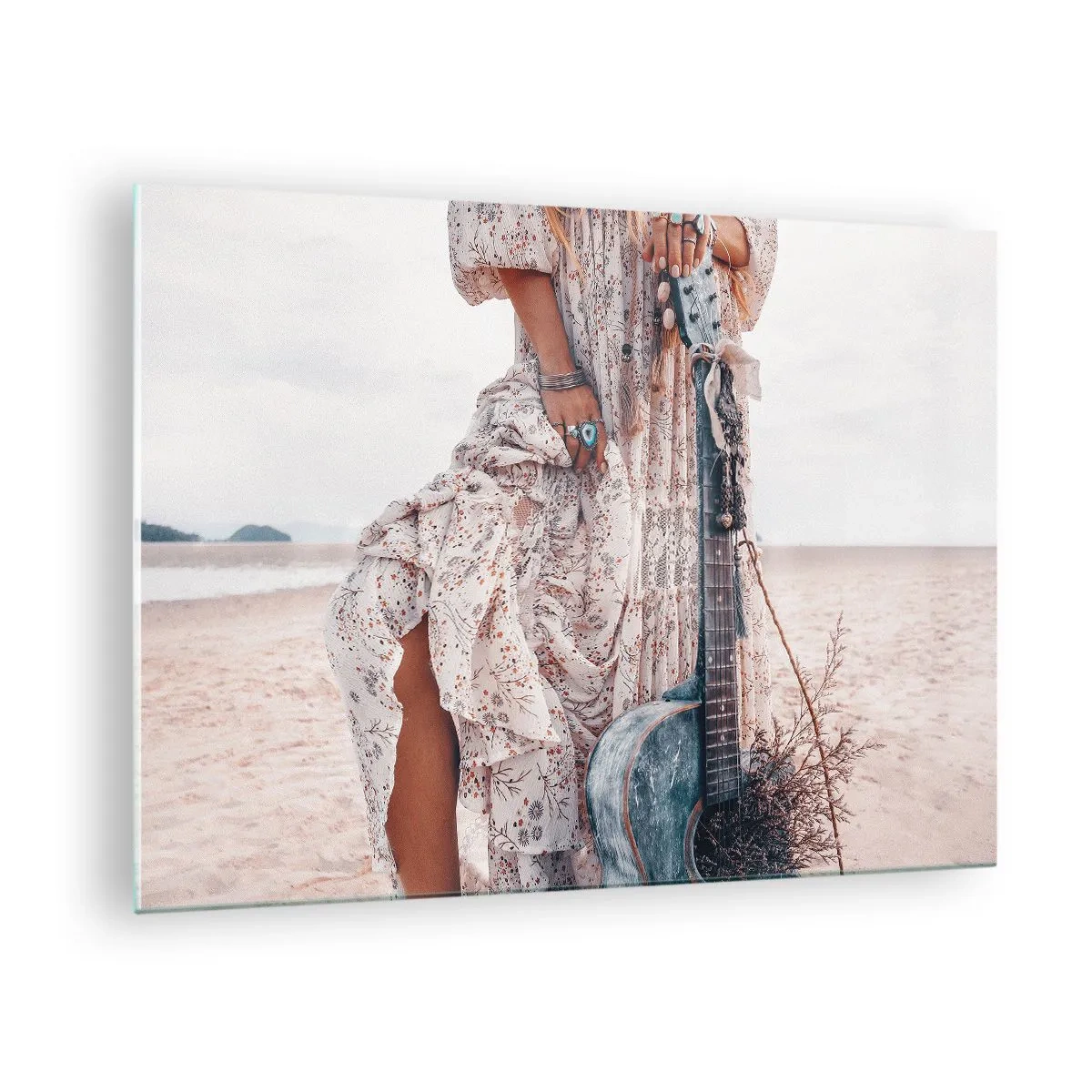 Obraz na skle - Boho styl žena s kytarou na prázdné pláži - 70x50cm - Květinové děti na cestě - Moderní nástěnná dekorace do obývacího pokoje a ložnice ARTTOR