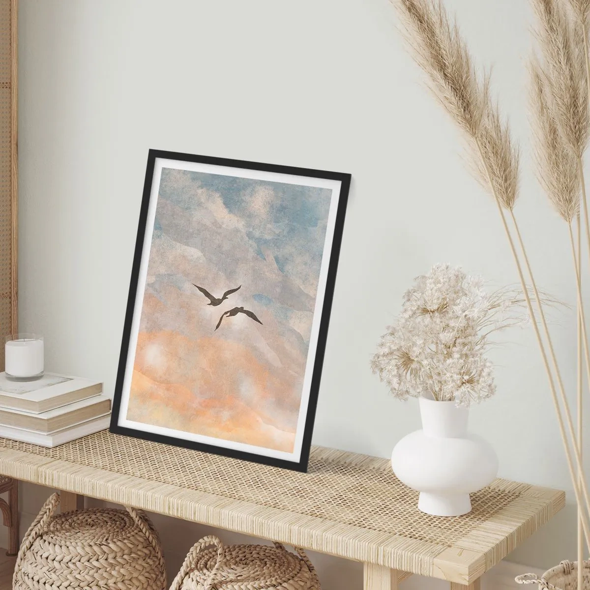 Plakát v černém rámu - Dva ptáci letící proti obloze, v jemných odstínech modré a oranžové. - 50x70cm - Nebeský tanec - Moderní nástěnná dekorace do obývacího pokoje a ložnice ARTTOR