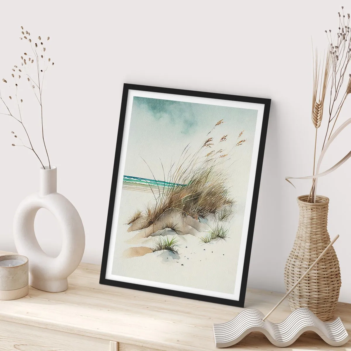 Plakát v černém rámu - Duny ve stylu akvarelu s trávou u klidného moře - 50x70cm - Zahalené v písku - Moderní nástěnná dekorace do obývacího pokoje a ložnice ARTTOR
