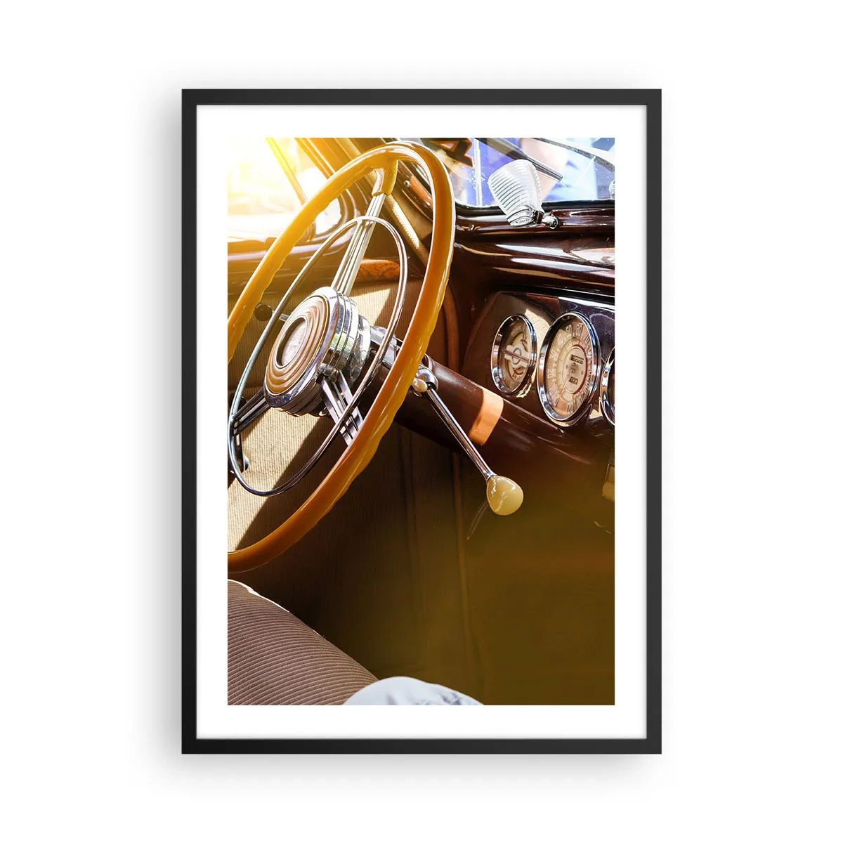 Plakát v černém rámu - Interiér klasického vozu s volantem - 50x70cm - Závan luxusu z minulosti - Moderní nástěnná dekorace do obývacího pokoje a ložnice ARTTOR