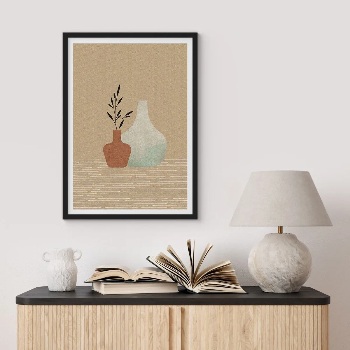 Plakát v černém rámu - Ilustrace keramických váz v tlumených barvách - 50x70cm - Váza a její myšlenka - Moderní nástěnná dekorace do obývacího pokoje a ložnice ARTTOR