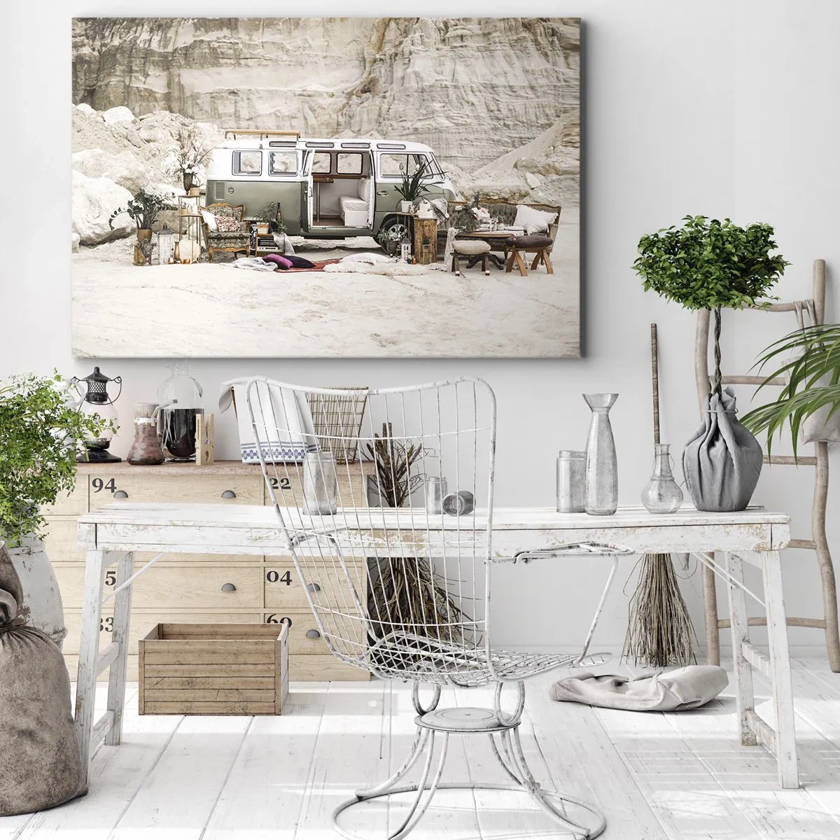 Obraz na plátně - Retro karavan s boho designem na pozadí skalnaté krajiny. - 70x50cm - Cesta právě začíná - Moderní nástěnná dekorace do obývacího pokoje a ložnice ARTTOR