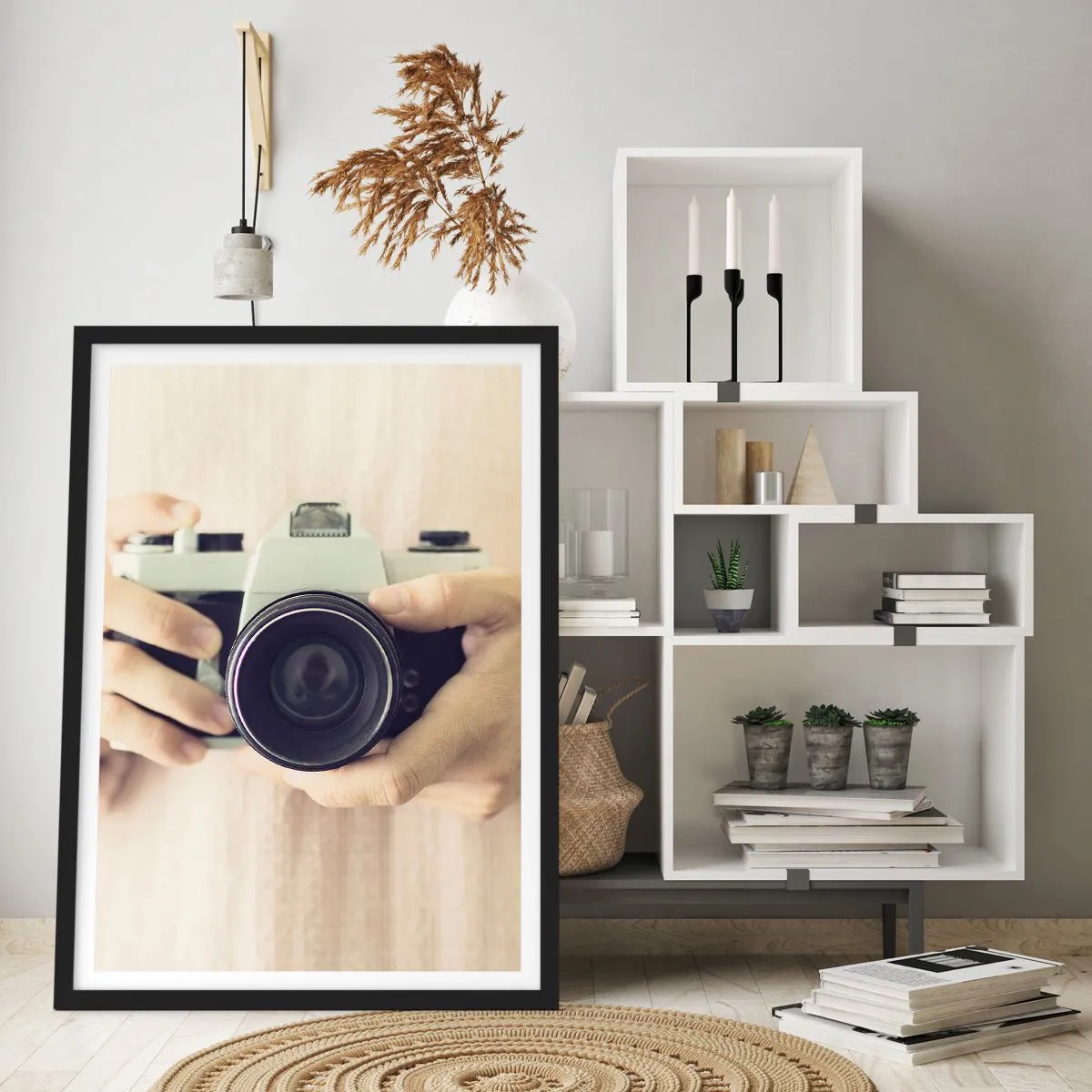 Plakát v černém rámu - Ruce držící klasický fotoaparát - 50x70cm - Pro více informací… - Moderní nástěnná dekorace do obývacího pokoje a ložnice ARTTOR