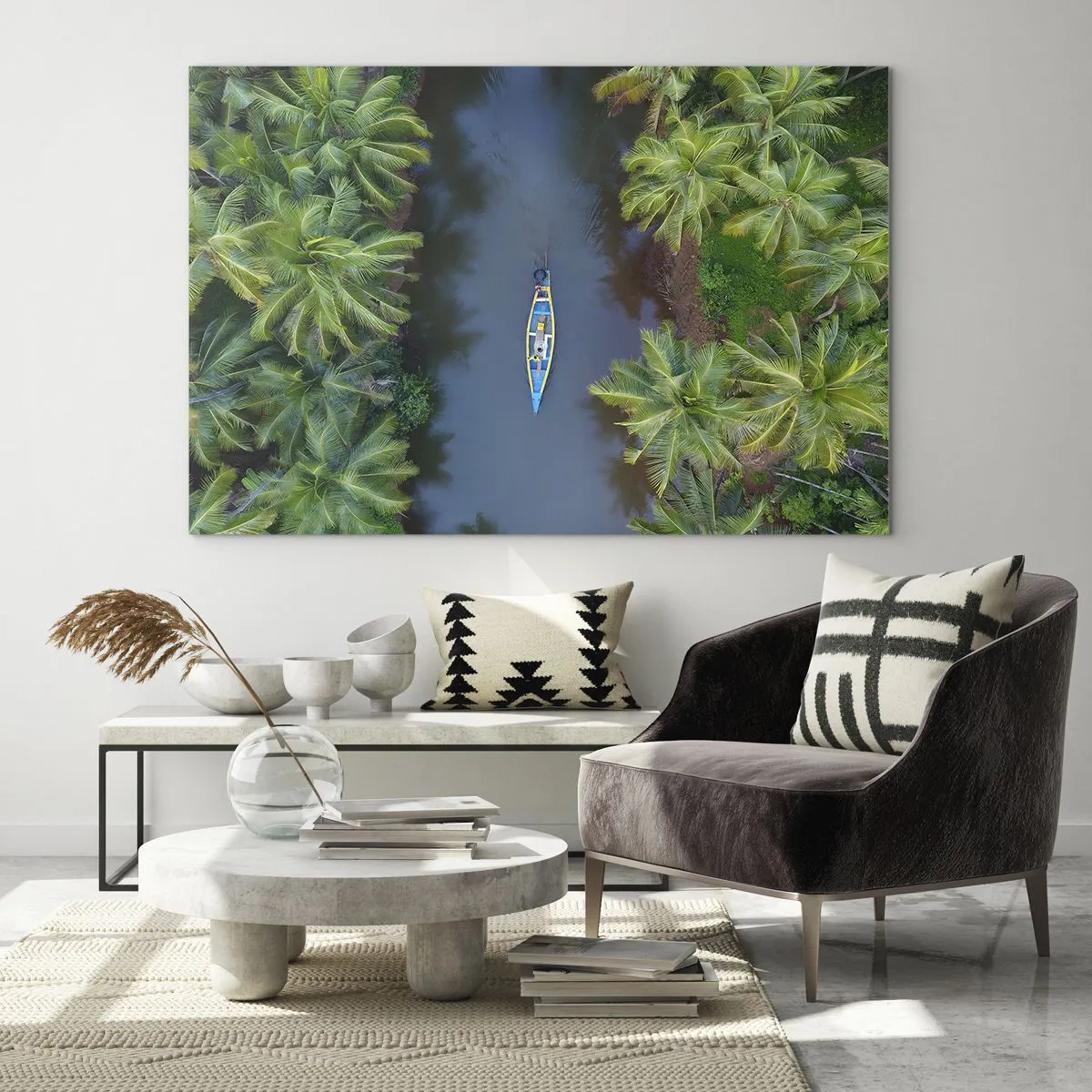 Obraz na skle - Pohled z ptačí perspektivy na loď plující kanálem mezi tropickými palmami - 70x50cm - Na tropické stezce - Moderní nástěnná dekorace do obývacího pokoje a ložnice ARTTOR