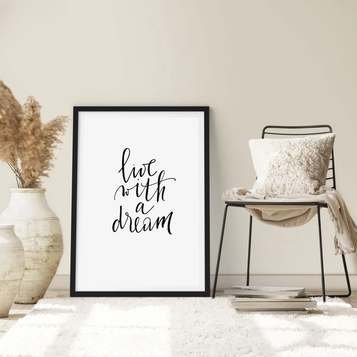 Plakát v černém rámu - Minimalistický nápis "Žít se snem" na bílém pozadí - 50x70cm - Of course - Moderní nástěnná dekorace do obývacího pokoje a ložnice ARTTOR