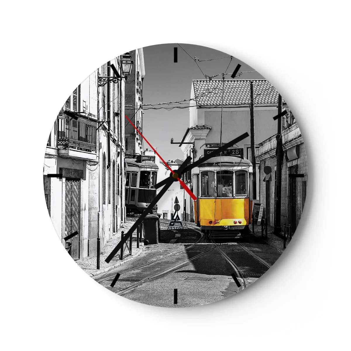 Nástěnné hodiny - Žlutá tramvaj na černobílé ulici v Lisabonu - 30x30cm - Duch Lisabonu - Moderní nástěnná dekorace do obývacího pokoje, kuchyně a ložnice ARTTOR