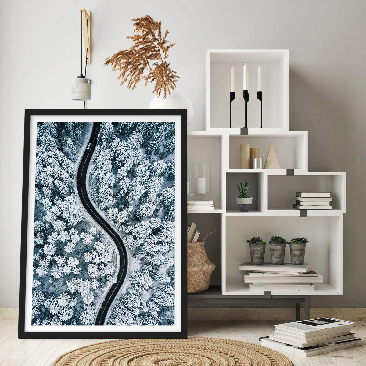 Plakát v černém rámu - Malebná cesta mezi zasněženými stromy z ptačí perspektivy - 50x70cm - Zimním lesem - Moderní nástěnná dekorace do obývacího pokoje a ložnice ARTTOR