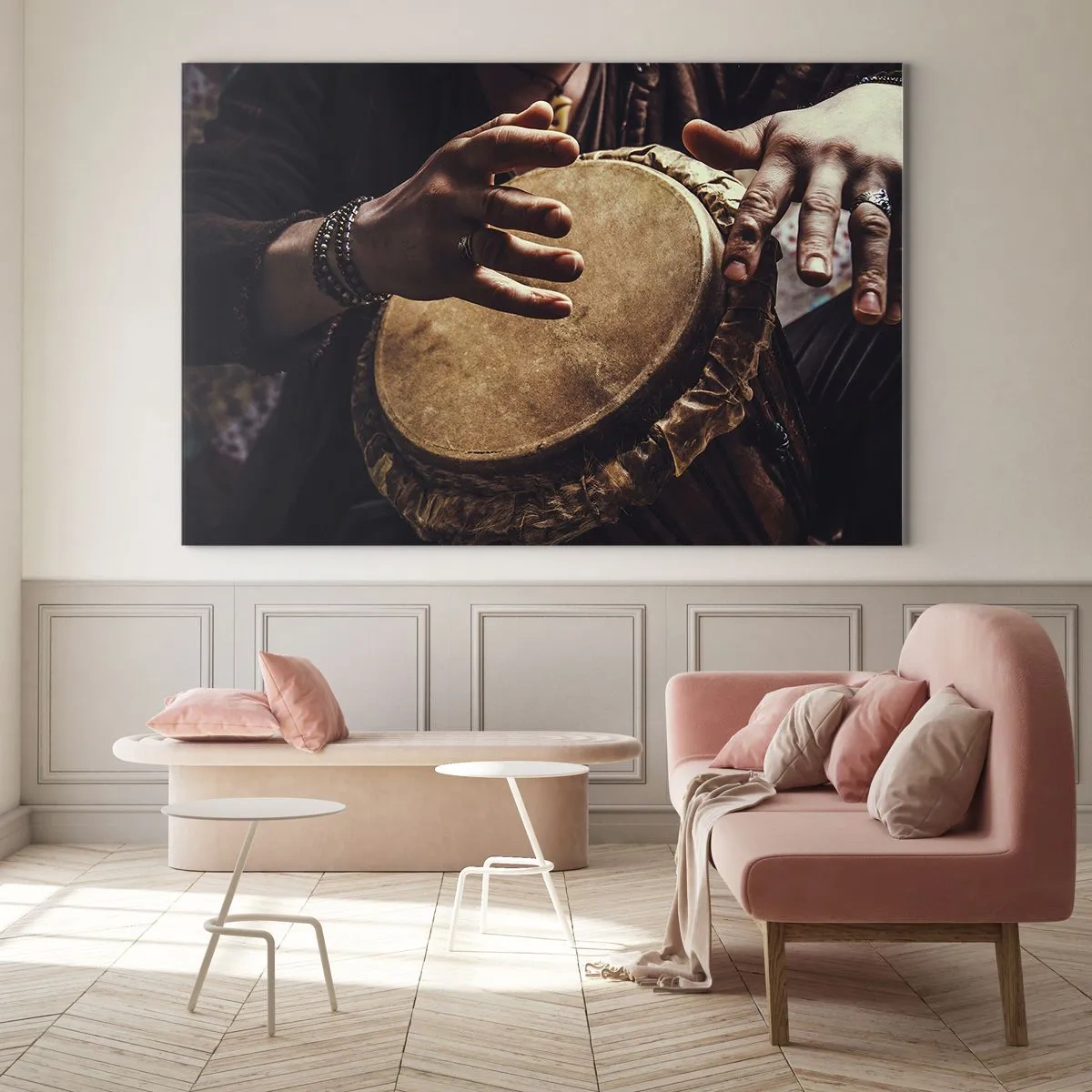 Obraz na skle - Detailní záběr rukou hrajících na buben djembe v teplém světle. - 70x50cm - V rytmu srdce - Moderní nástěnná dekorace do obývacího pokoje a ložnice ARTTOR