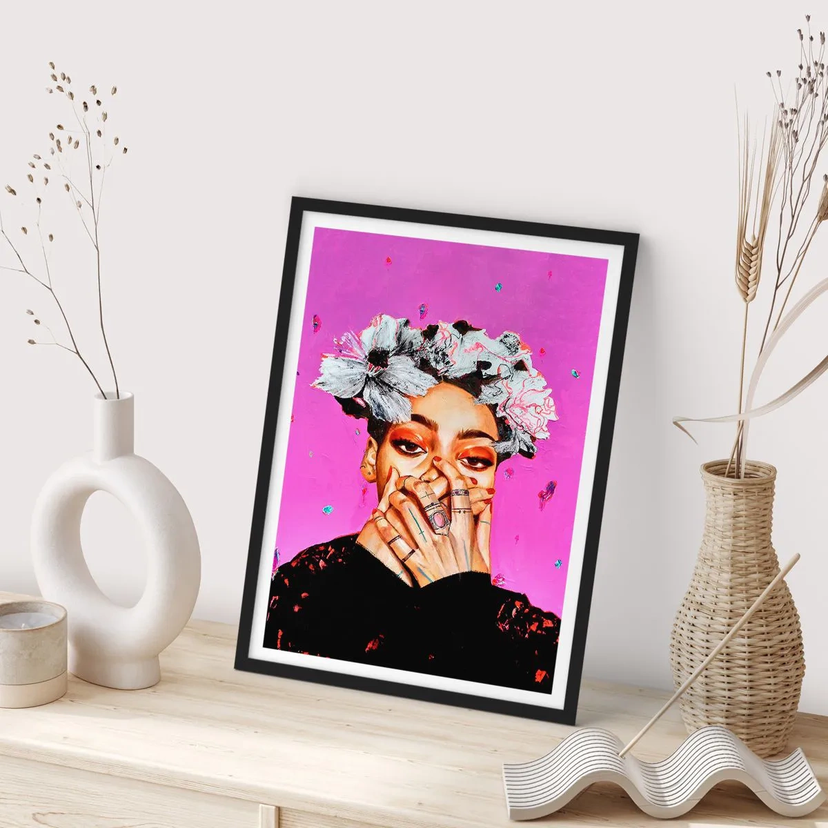 Plakát v černém rámu - Expresivní portrét ženy na intenzivně růžovém pozadí. - 50x70cm - Trochu bláznivá - Moderní nástěnná dekorace do obývacího pokoje a ložnice ARTTOR