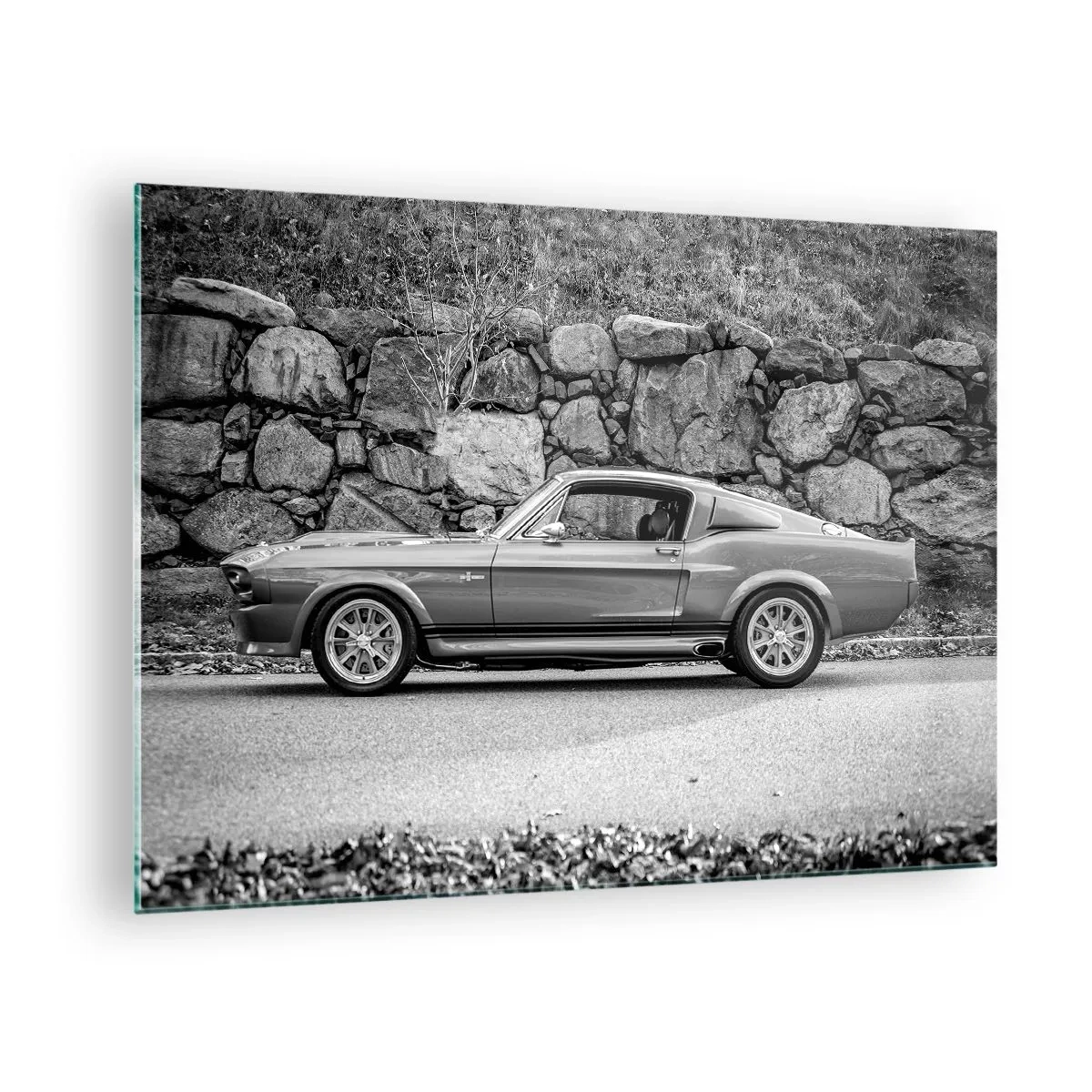 Obraz na skle - Klasické auto u kamenné zdi - 70x50cm - Legenda 60. let - Moderní nástěnná dekorace do obývacího pokoje a ložnice ARTTOR