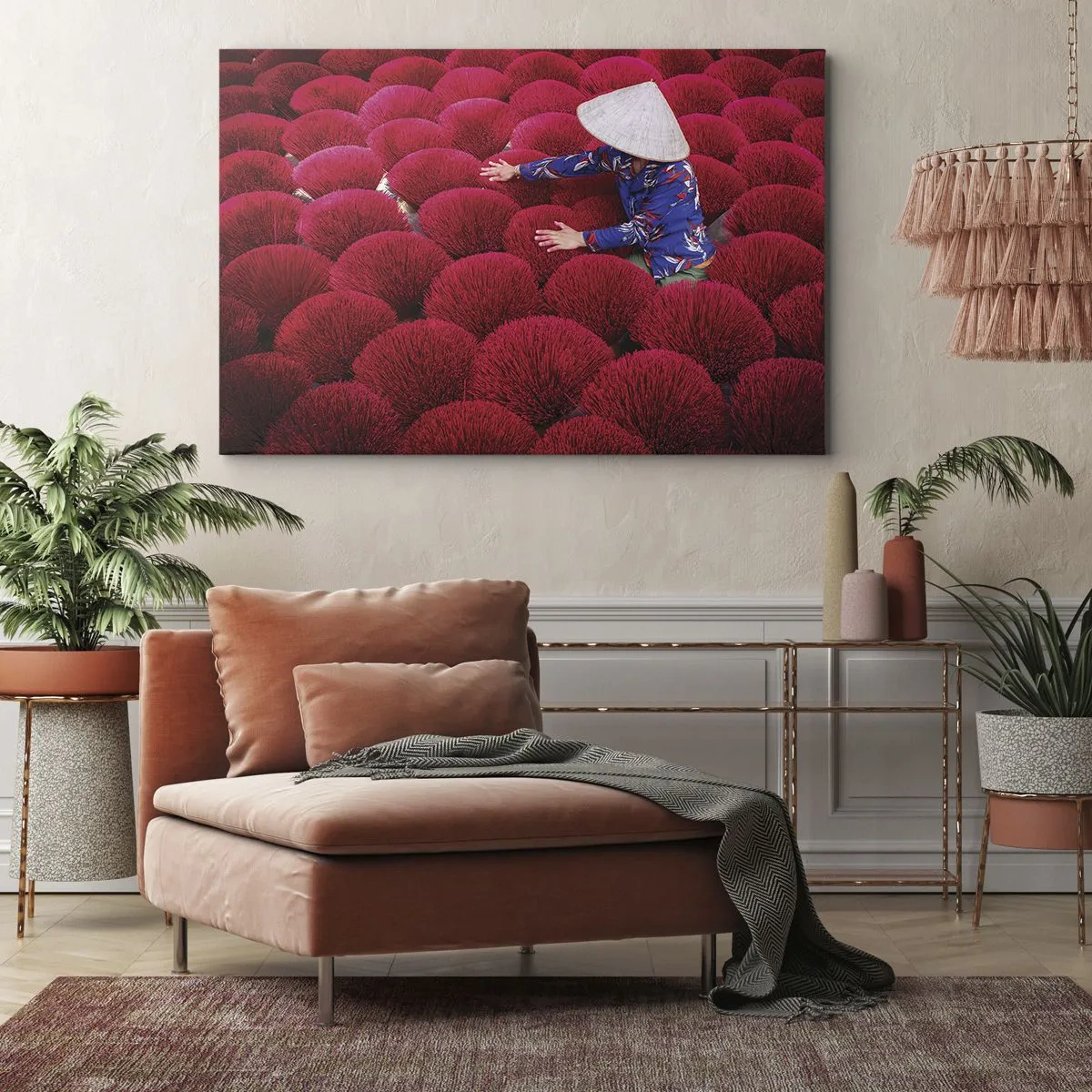 Obraz na plátně - Žena v tradičním klobouku mezi červenými vonnými tyčinkami - 70x50cm - Na rýžovém poli - Moderní nástěnná dekorace do obývacího pokoje a ložnice ARTTOR