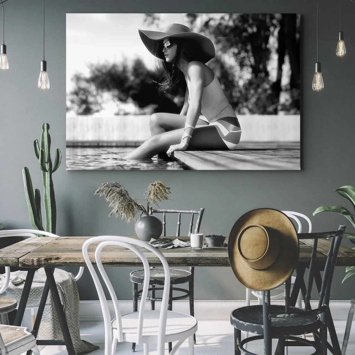 Obraz na plátně - Žena v klobouku u bazénu v černé a bílé - 70x50cm - Letní sen - Moderní nástěnná dekorace do obývacího pokoje a ložnice ARTTOR