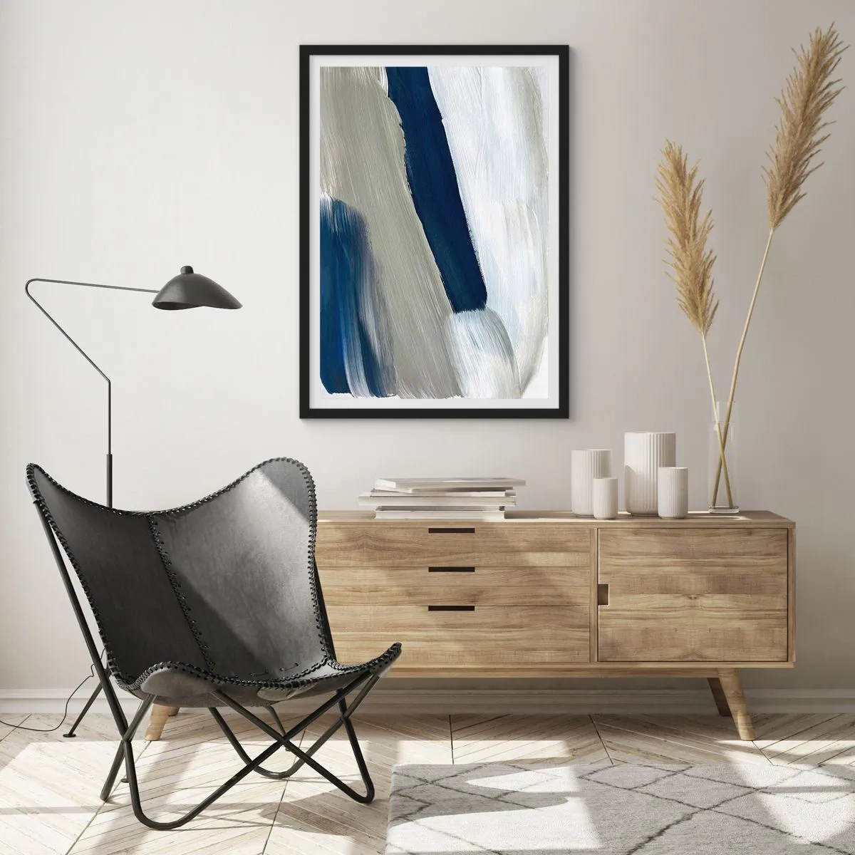 Plakát v černém rámu - Abstraktní tahy štětcem v odstínech tmavě modré - 50x70cm - Setkání s bílou - Moderní nástěnná dekorace do obývacího pokoje a ložnice ARTTOR