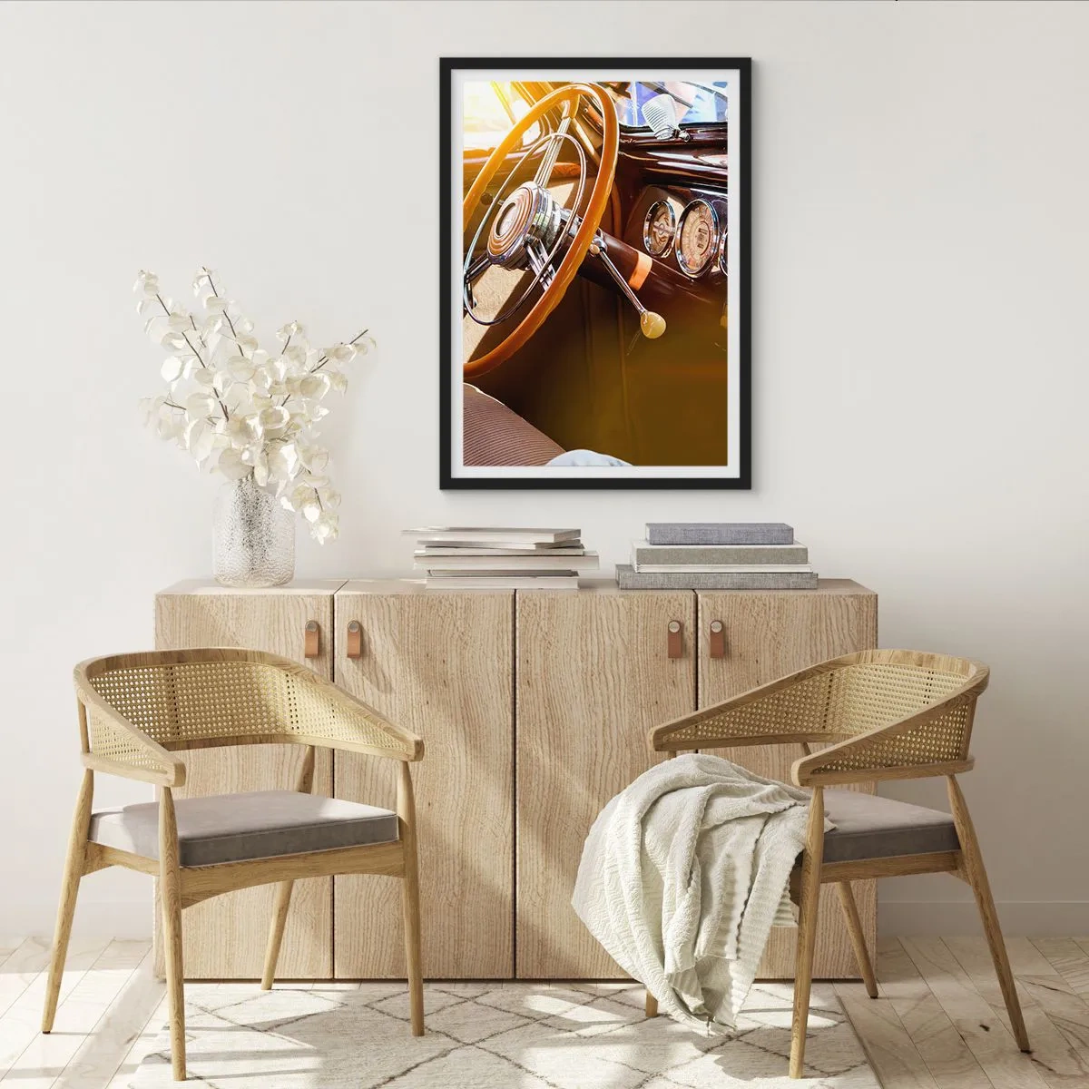 Plakát v černém rámu - Interiér klasického vozu s volantem - 50x70cm - Závan luxusu z minulosti - Moderní nástěnná dekorace do obývacího pokoje a ložnice ARTTOR