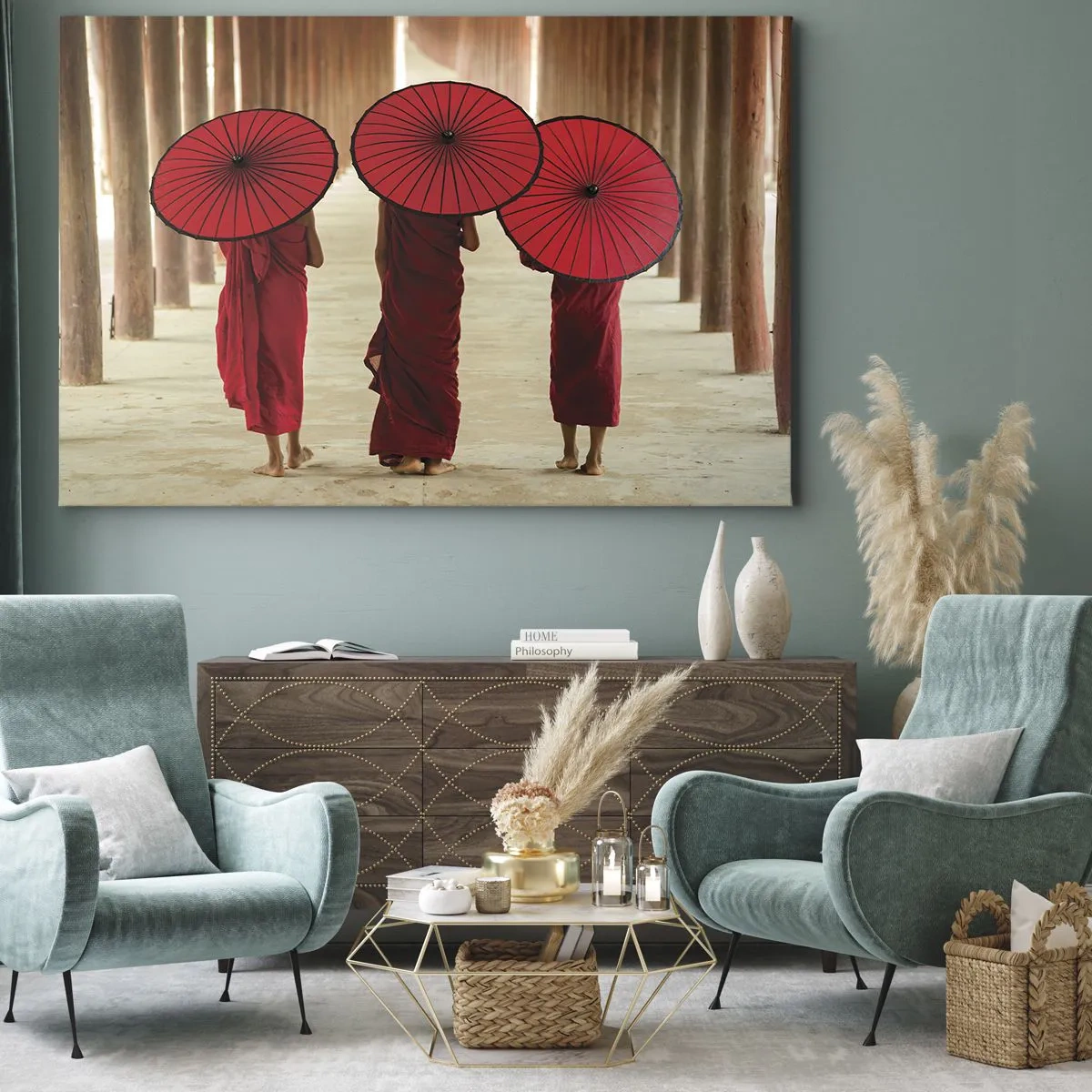Obraz na plátně - Tři mniši s červenými deštníky v tradiční architektuře - 70x50cm - Na cestě do Čisté říše - Moderní nástěnná dekorace do obývacího pokoje a ložnice ARTTOR
