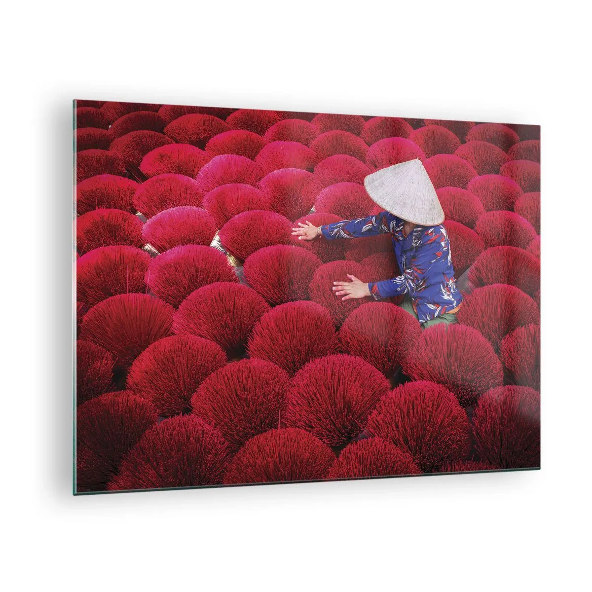 Obraz na skle - Dělník mezi červenými vonnými tyčinkami na pozadí se vzorem - 70x50cm - Na rýžovém poli - Moderní nástěnná dekorace do obývacího pokoje a ložnice ARTTOR