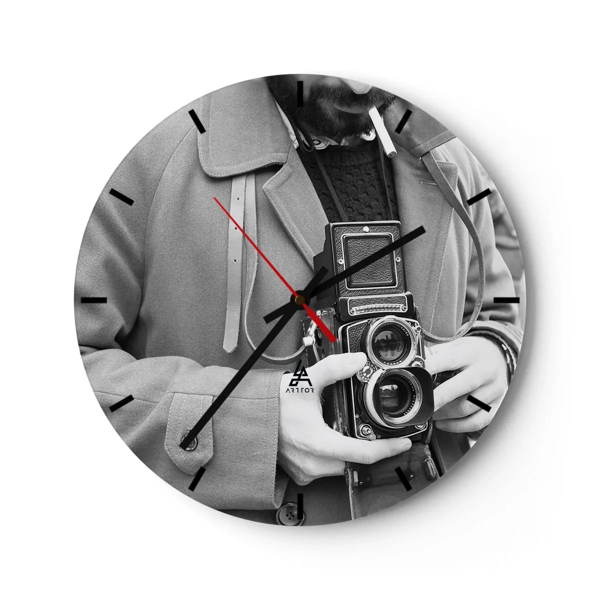Nástěnné hodiny - Muž s retro analogovou kamerou - 30x30cm - V retro stylu - Moderní nástěnná dekorace do obývacího pokoje, kuchyně a ložnice ARTTOR