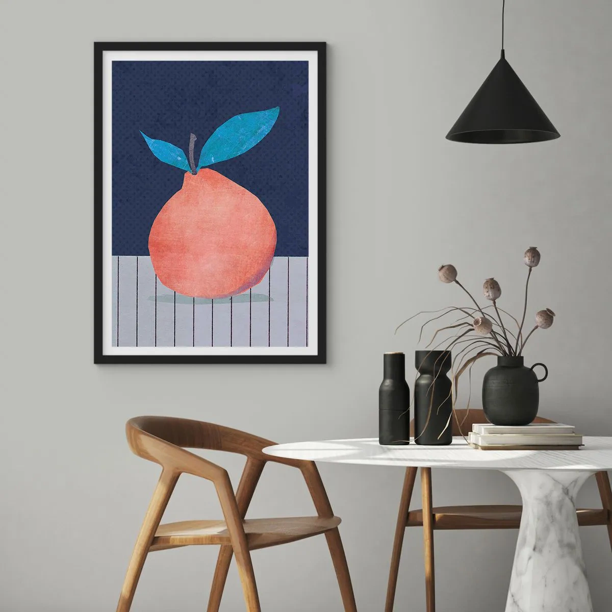 Plakát v černém rámu - Minimalistická ilustrace pomeranče na tmavě modrém pozadí - 50x70cm - Konvexita a rovina - Moderní nástěnná dekorace do obývacího pokoje a ložnice ARTTOR