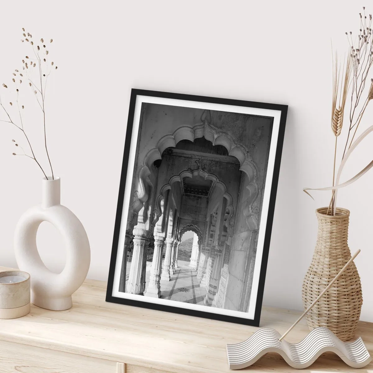 Plakát v černém rámu - Černobílá fotografie architektury se sloupy - 50x70cm - Tady se odehrávají příběhy Východu - Moderní nástěnná dekorace do obývacího pokoje a ložnice ARTTOR