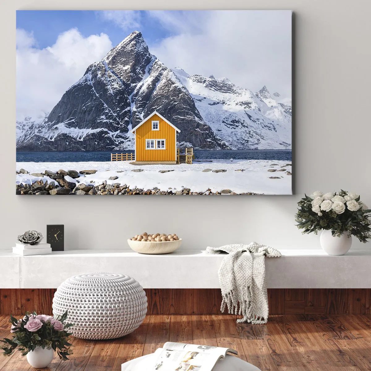Obraz na plátně - Žlutý dům na pozadí zasněžených hor a moře - 70x50cm - Skandinávská dovolená - Moderní nástěnná dekorace do obývacího pokoje a ložnice ARTTOR