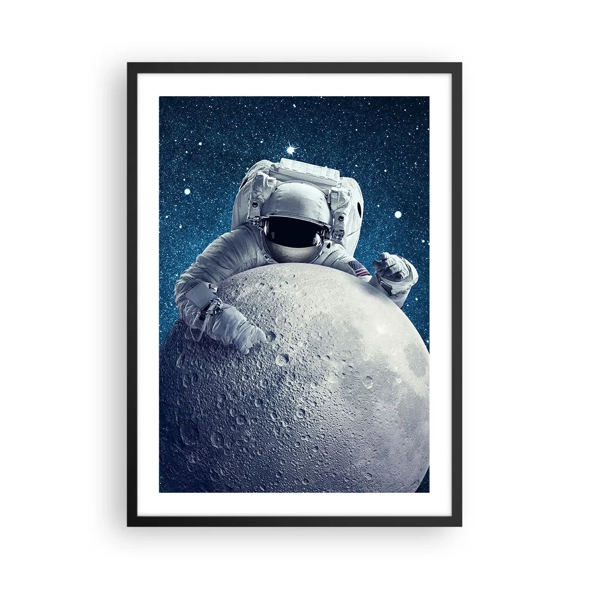 Plakát v černém rámu - Astronaut držící kousek Měsíce proti hvězdné obloze. - 50x70cm - Vesmírný vtipálek - Moderní nástěnná dekorace do obývacího pokoje a ložnice ARTTOR