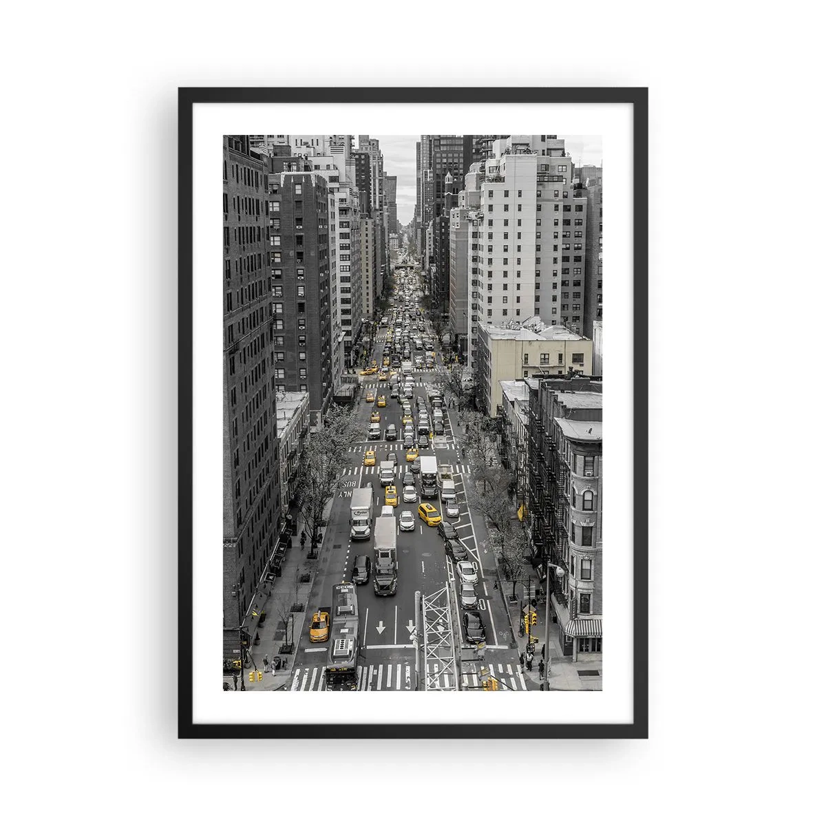Plakát v černém rámu - Ulice New Yorku v černé a bílé se žlutými taxíky - 50x70cm - Život New Yorku - Moderní nástěnná dekorace do obývacího pokoje a ložnice ARTTOR