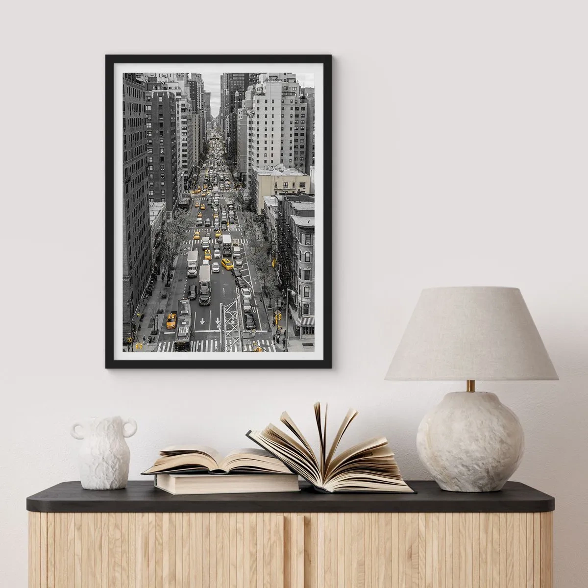 Plakát v černém rámu - Ulice New Yorku v černé a bílé se žlutými taxíky - 50x70cm - Život New Yorku - Moderní nástěnná dekorace do obývacího pokoje a ložnice ARTTOR