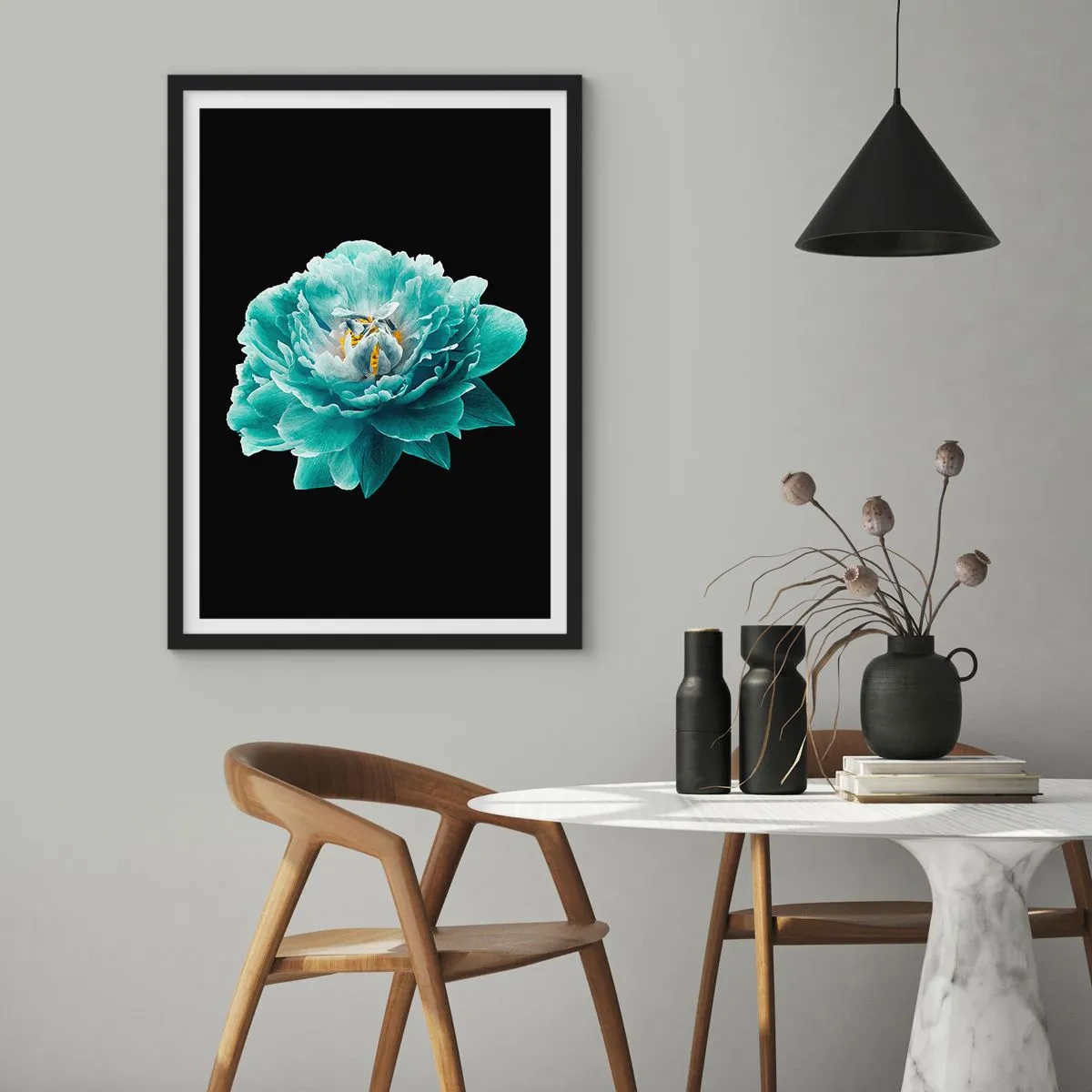 Plakát v černém rámu - Tyrkysový květ s včelou na černém pozadí - 50x70cm - Modré a zlaté okvětní lístky - Moderní nástěnná dekorace do obývacího pokoje a ložnice ARTTOR