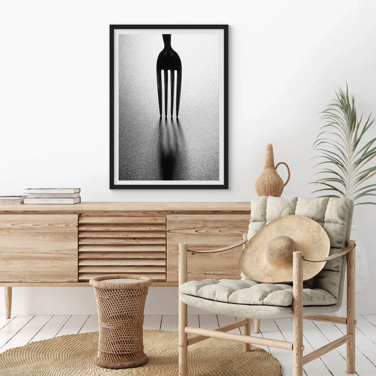 Plakát v černém rámu - Minimalistická černobílá fotografie vidličky a stínu. - 50x70cm - Světlo a stín - Moderní nástěnná dekorace do obývacího pokoje a ložnice ARTTOR