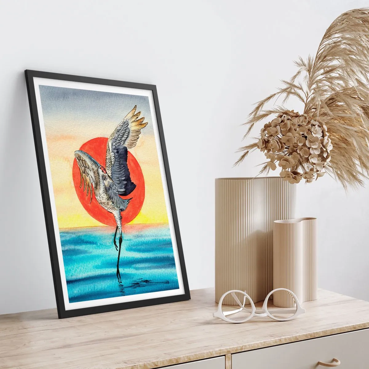 Plakát v černém rámu - Jeřáb vznášející se nad vodou proti rudému slunci - 50x70cm - Je čas jít zpět - Moderní nástěnná dekorace do obývacího pokoje a ložnice ARTTOR