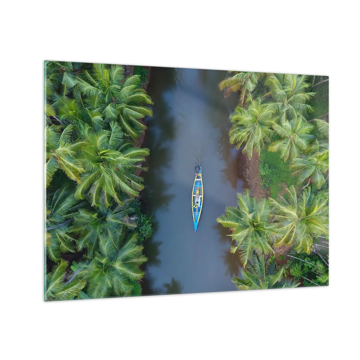 Obraz na skle - Pohled z ptačí perspektivy na loď plující kanálem mezi tropickými palmami - 70x50cm - Na tropické stezce - Moderní nástěnná dekorace do obývacího pokoje a ložnice ARTTOR