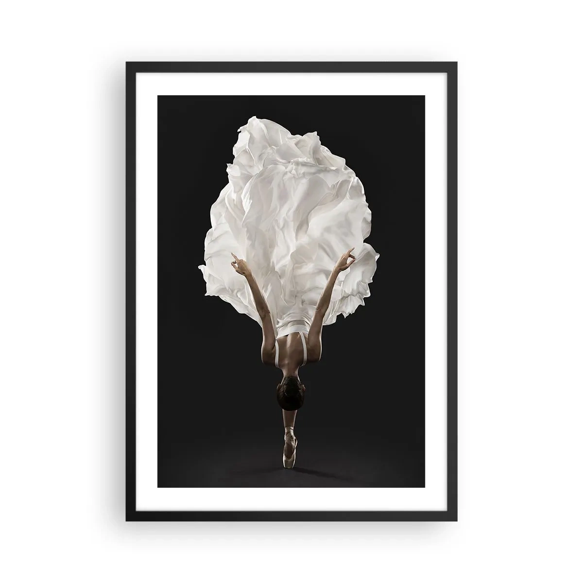 Plakát v černém rámu - Tanečnice v bílých šatech vznášející se ve vzduchu na černém pozadí - 50x70cm - Jedinečná - Moderní nástěnná dekorace do obývacího pokoje a ložnice ARTTOR
