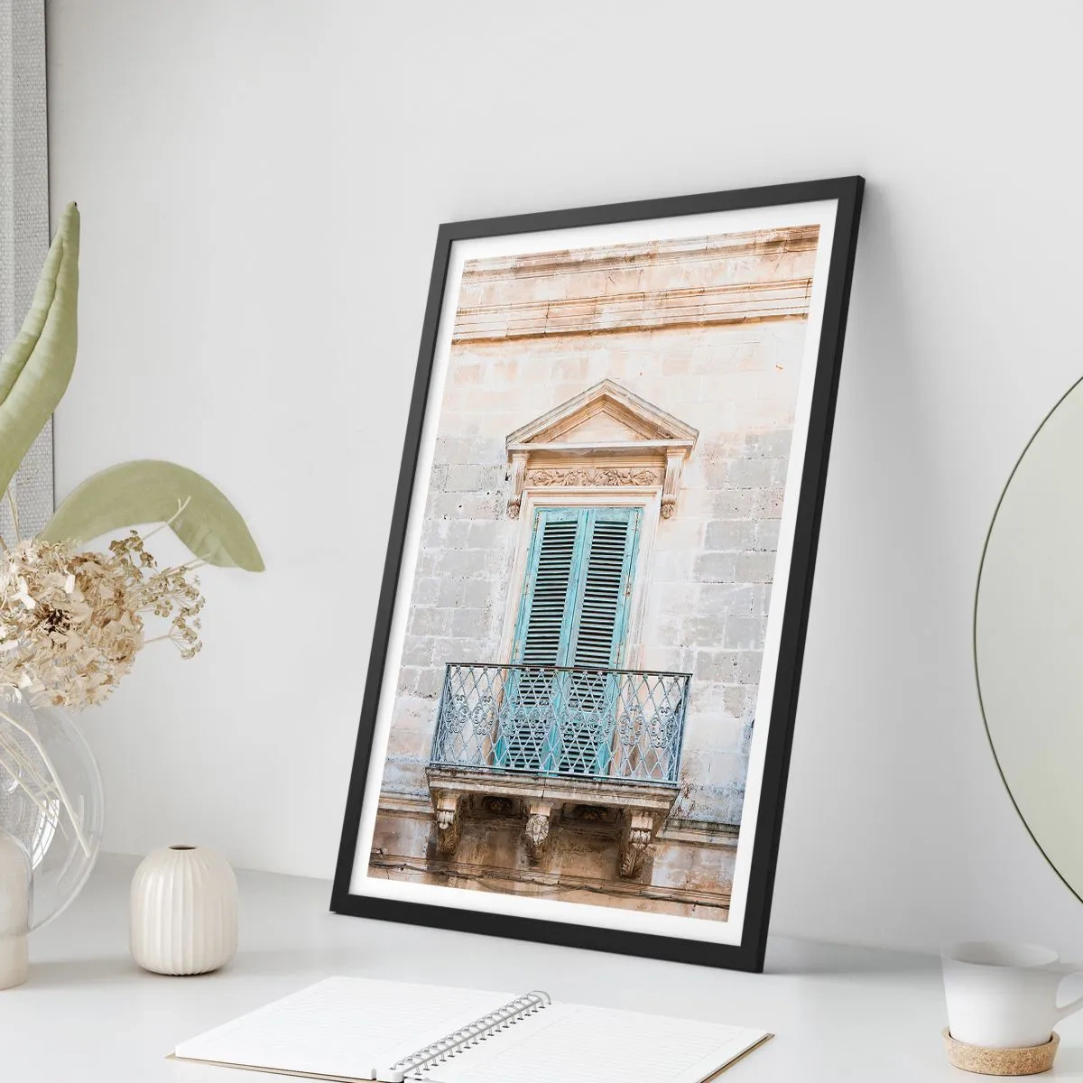 Plakát v černém rámu - Historický balkon s modrými okenicemi ve středomořském stylu - 50x70cm - Jedinečné kouzlo Itálie - Moderní nástěnná dekorace do obývacího pokoje a ložnice ARTTOR