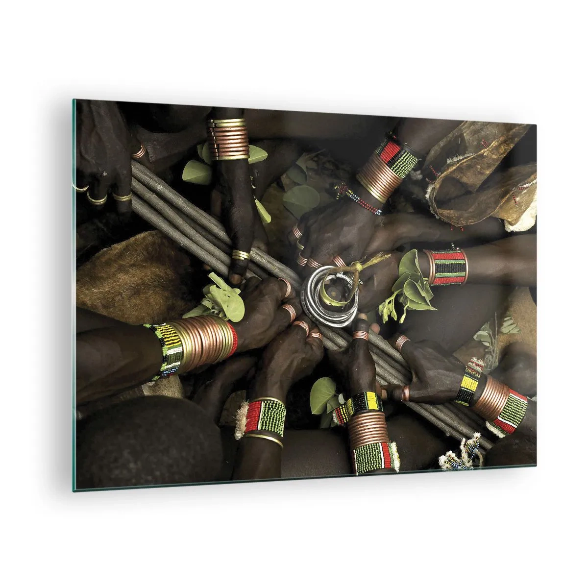 Obraz na skle - Ruce s náramky držícími nádobu v rituálním gestu - 70x50cm - Jsme spolu - Moderní nástěnná dekorace do obývacího pokoje a ložnice ARTTOR