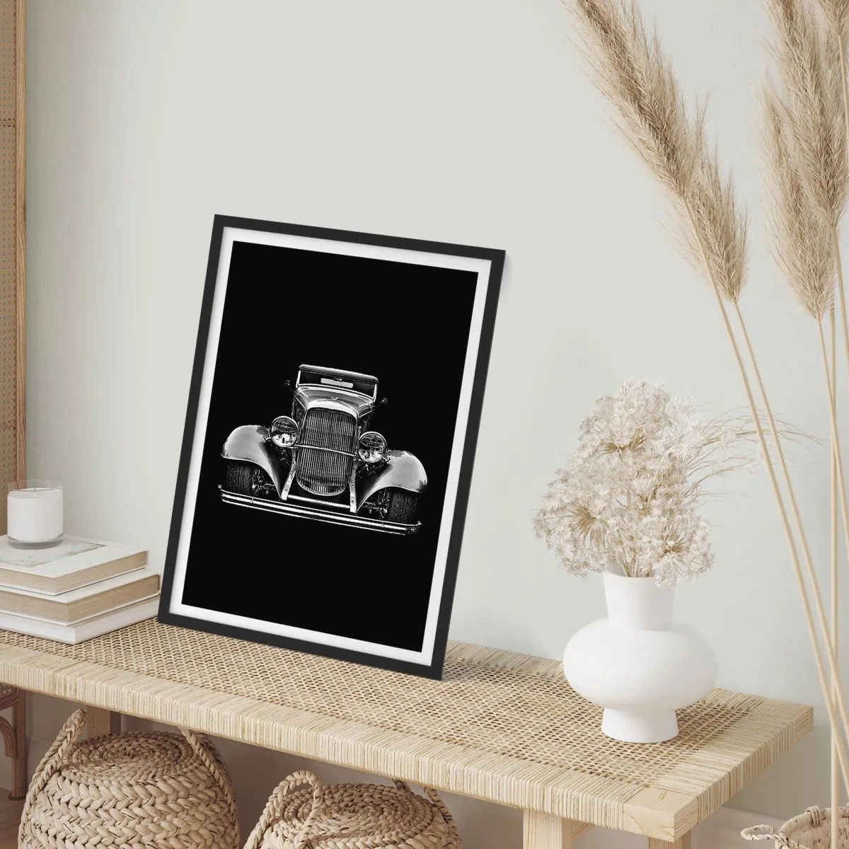 Plakát v černém rámu - Černobílá fotografie klasického auta na černém pozadí - 50x70cm - Opravdový gentleman - Moderní nástěnná dekorace do obývacího pokoje a ložnice ARTTOR