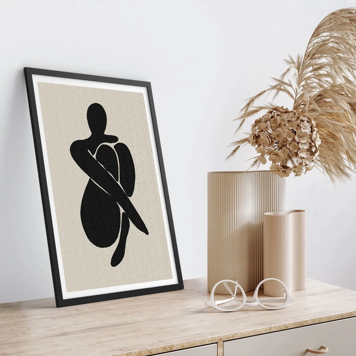 Plakát v černém rámu - Abstraktní postava v póze s rukama omotanýma kolem těla, černobílá ilustrace - 50x70cm - Ve vlastním objetí - Moderní nástěnná dekorace do obývacího pokoje a ložnice ARTTOR