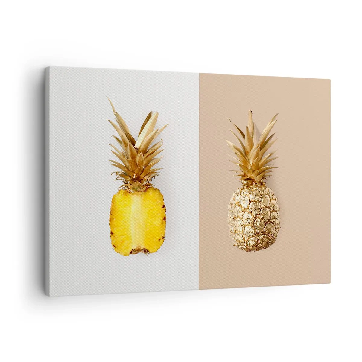 Obraz na plátně - Polovina čerstvého, zlatavého ananasu na kontrastním pozadí - 70x50cm - Ananas pro nás - Moderní nástěnná dekorace do obývacího pokoje a ložnice ARTTOR