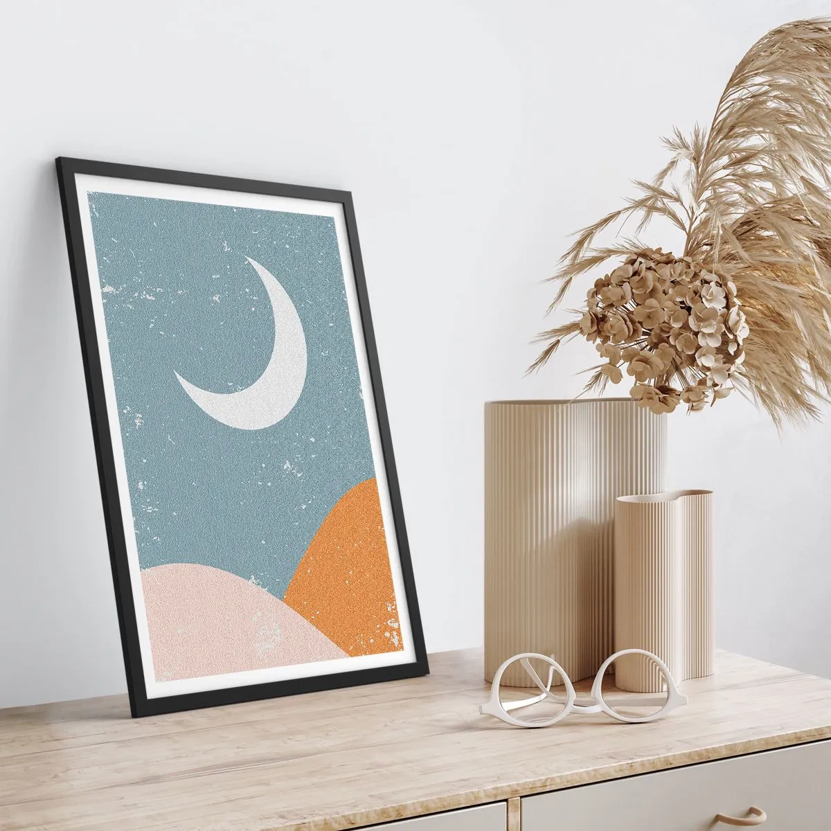 Plakát v černém rámu - Minimalistický měsíc nad abstraktní krajinou. - 50x70cm - Zázrak mnoha nocí - Moderní nástěnná dekorace do obývacího pokoje a ložnice ARTTOR
