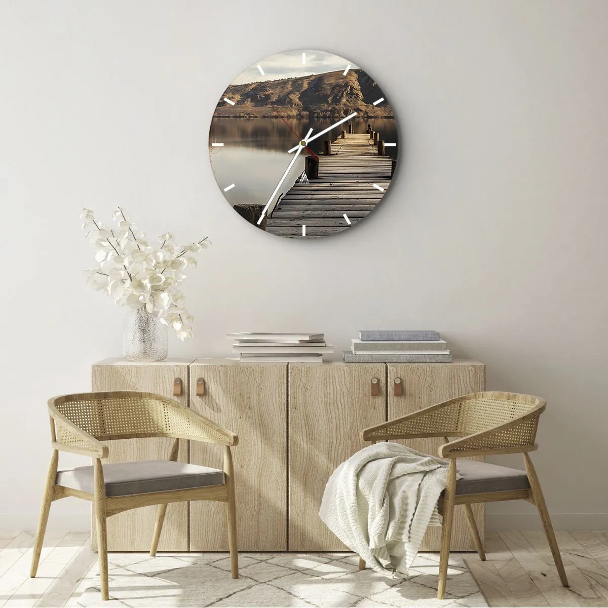 Nástěnné hodiny - Dřevěný most vede k tichému jezeru v horách. - 30x30cm - Krajina v tichu - Moderní nástěnná dekorace do obývacího pokoje, kuchyně a ložnice ARTTOR