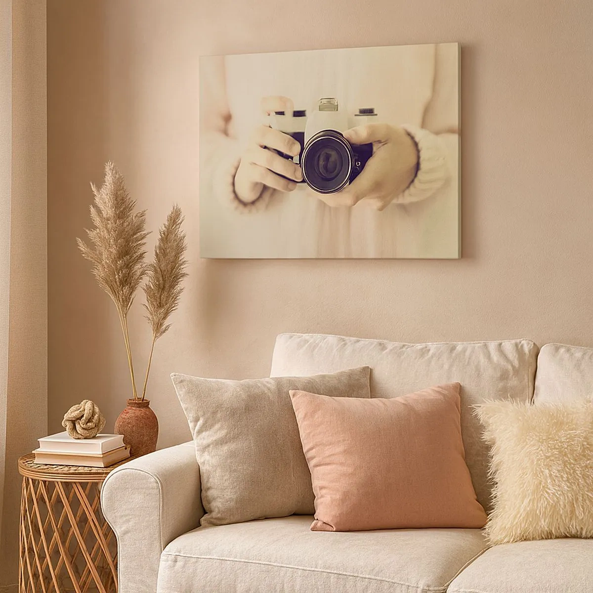 Obraz na plátně - Retro fotoaparát držený v rukou na světlém pozadí - 70x50cm - Pro více informací… - Moderní nástěnná dekorace do obývacího pokoje a ložnice ARTTOR